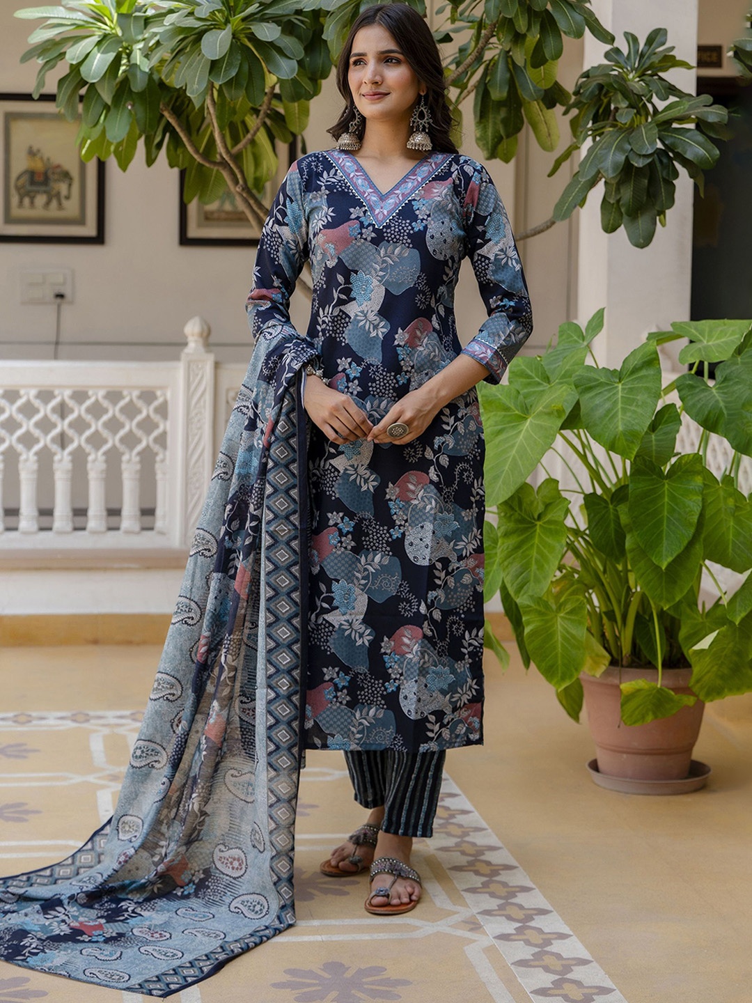 

KLOSIA Floral Printed Gotta Patti Straight Kurta With Trousers & Dupatta, Blue