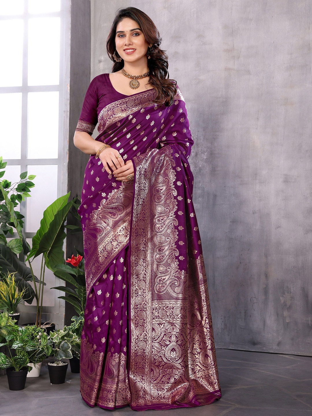 

Sidhidata Woven Design Zari Banarasi Saree, Burgundy
