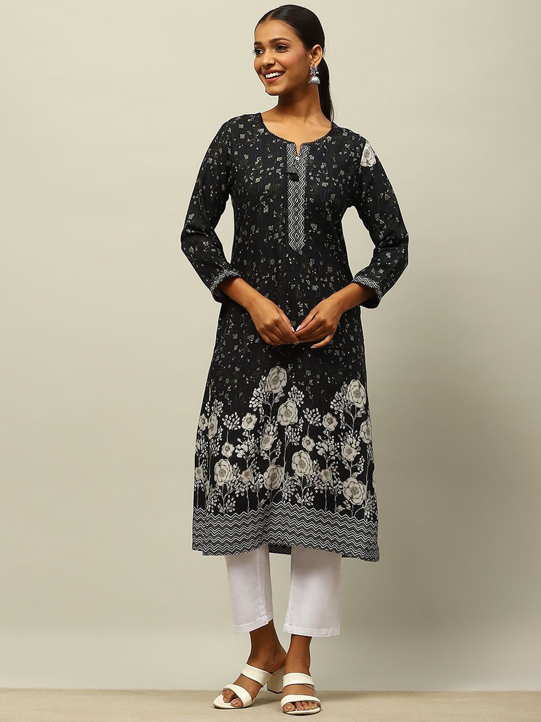 

Rangriti Floral Printed Round Neck Three Quarter Sleeves Straight Kurta, Black