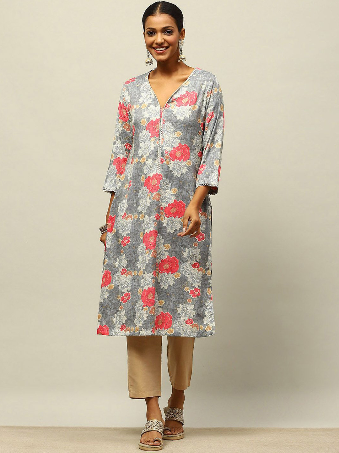 

Rangriti Floral Printed V-Neck Three-Quarter Sleeves Straight Kurta, Grey