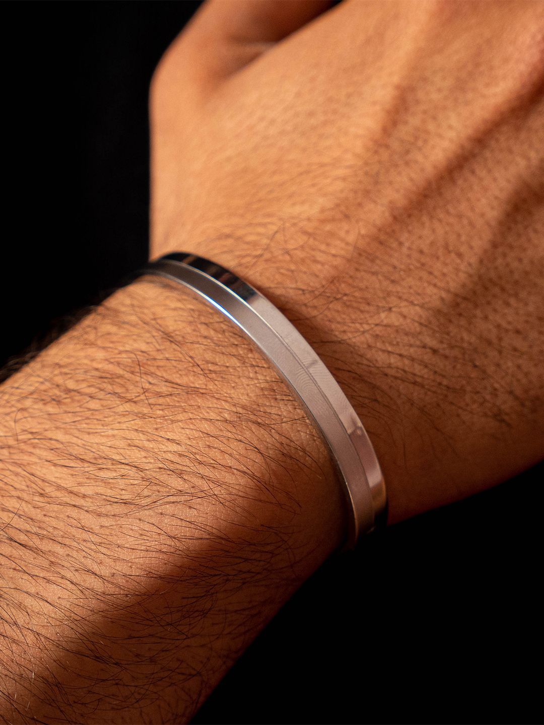 

SWASHAA Men Benjomia Stainless Steel Silver-Plated Kada Bracelet
