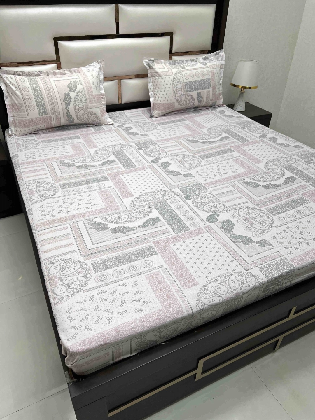 

Pure Decor Pink & White Ethnic Motifs 220 TC King Bedsheet with 2 Pillow Covers