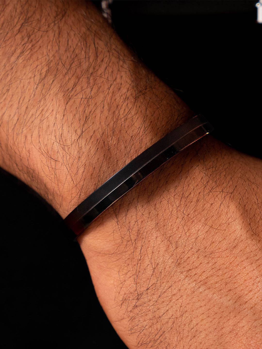 

SWASHAA Men Benjomia Stainless Steel Rhodium-Plated Kada Bracelet, Black