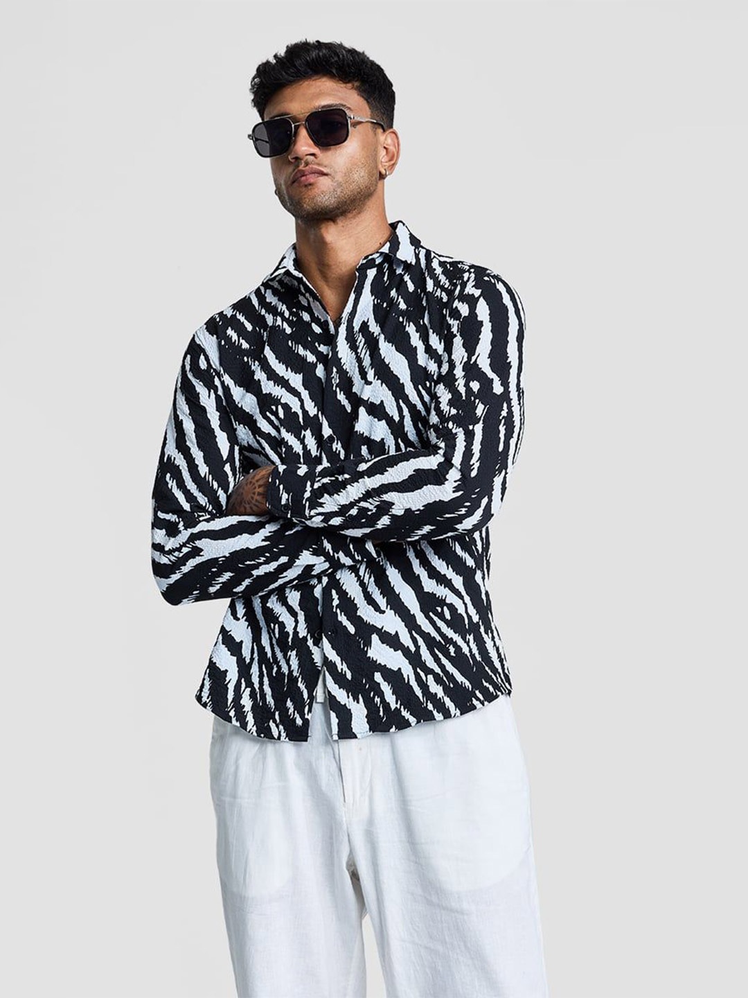 

Snitch Men Smart Spread Collar Abstract Printed Casual Shirt, Black