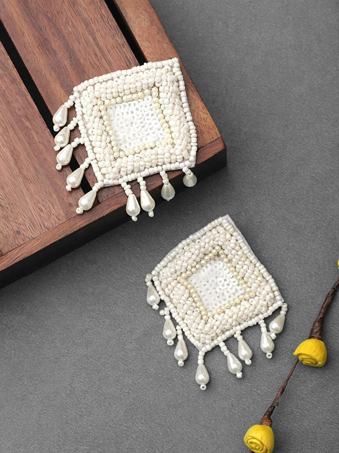 

CARDINAL Contemporary Studs Earrings, Gold