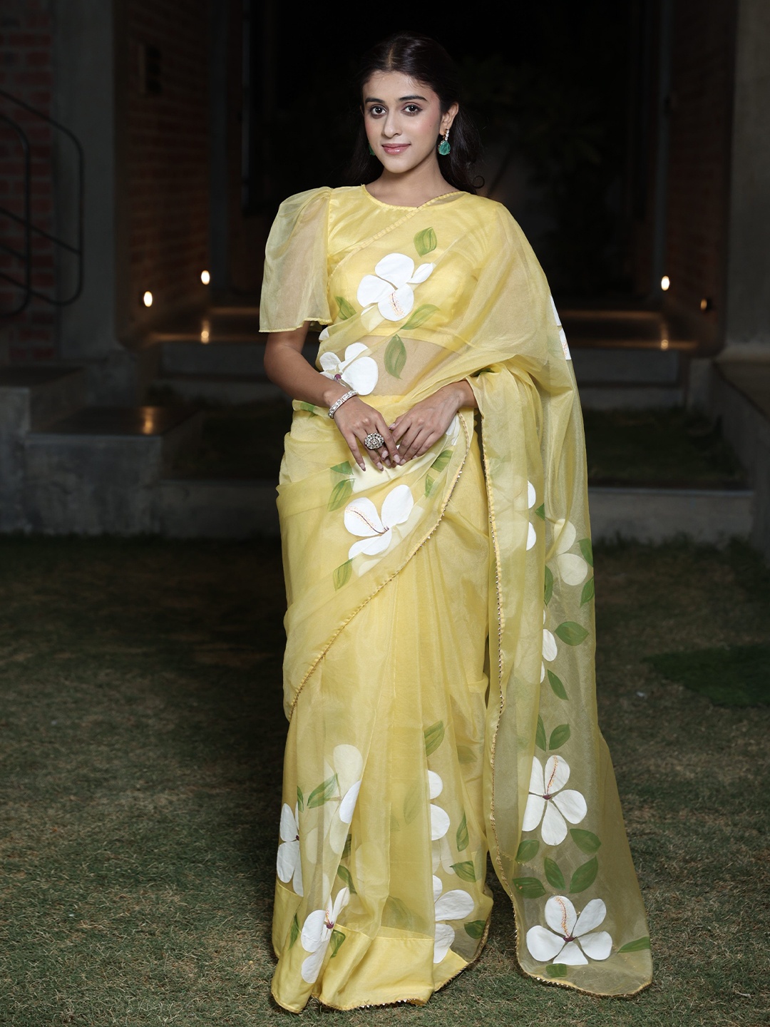 

Meeranshi Floral Printed Organza Saree, Yellow