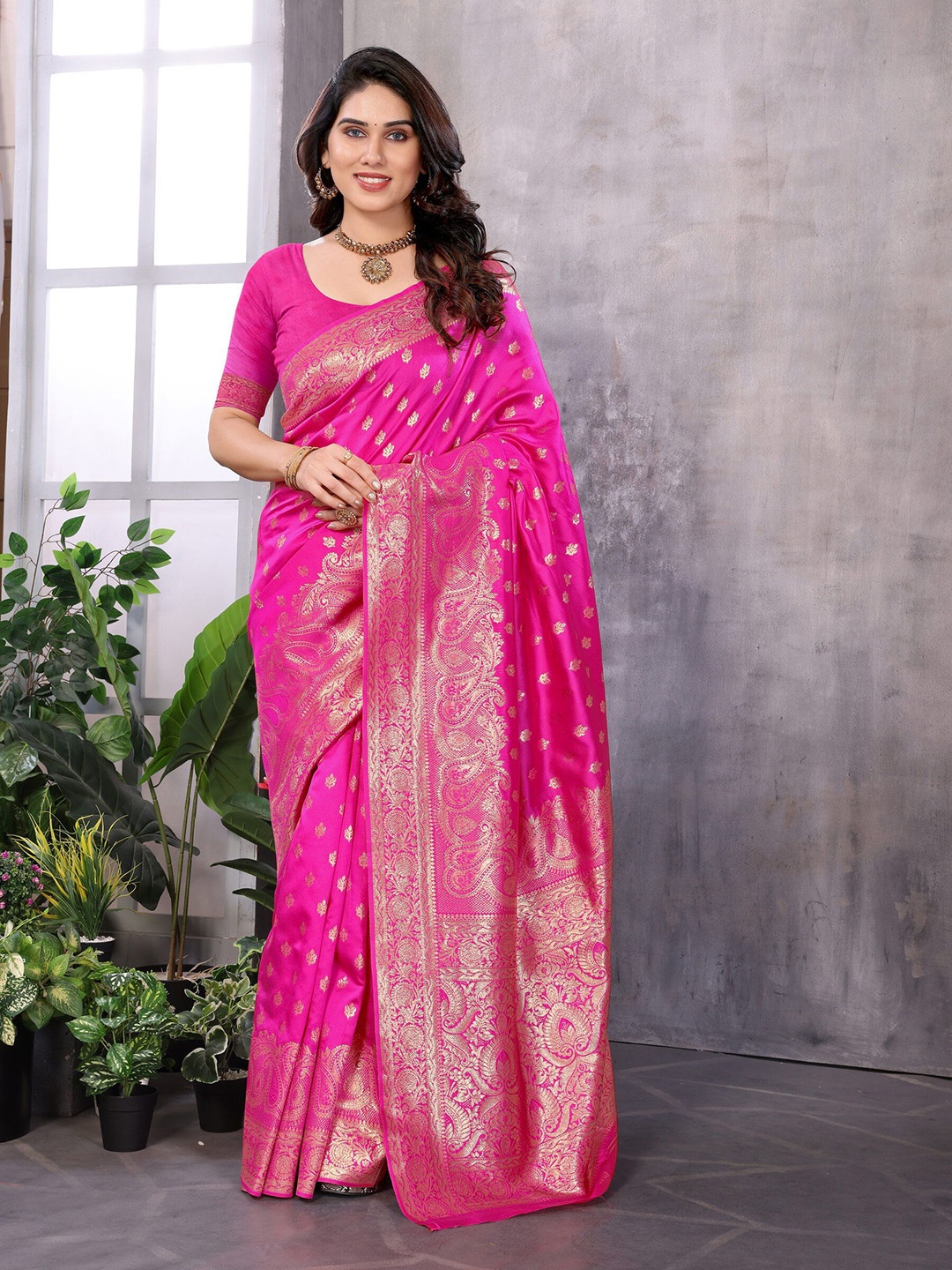 

Sidhidata Ethnic Motifs Woven Design Zari Banarasi Saree, Pink
