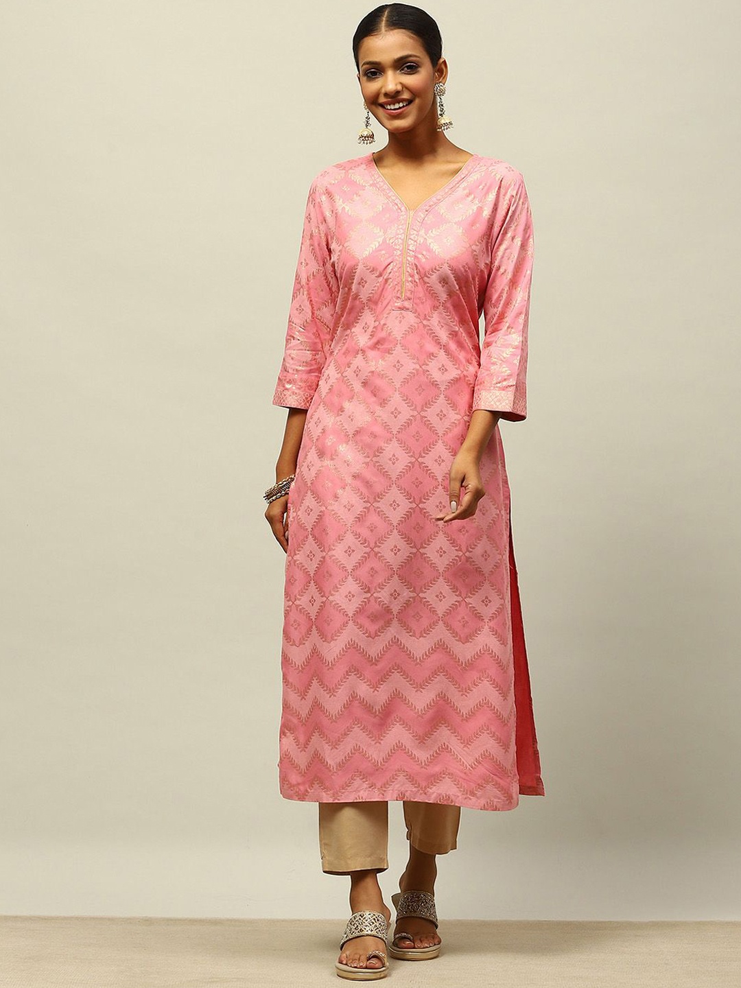 

Rangriti Ethnic Motifs V-Neck Three Quarter Sleeves Straight Kurta, Pink