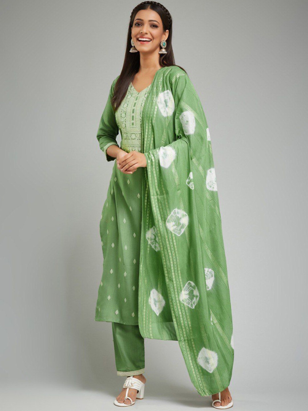

APNISHA Floral Printed Regular Chanderi Silk Straight Kurta with Trousers & Dupatta, Green