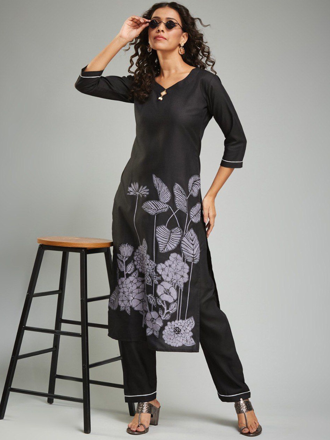 

LADY SHOPI Floral Printed Sweetheart Neck Straight Kurta With Trouser, Black