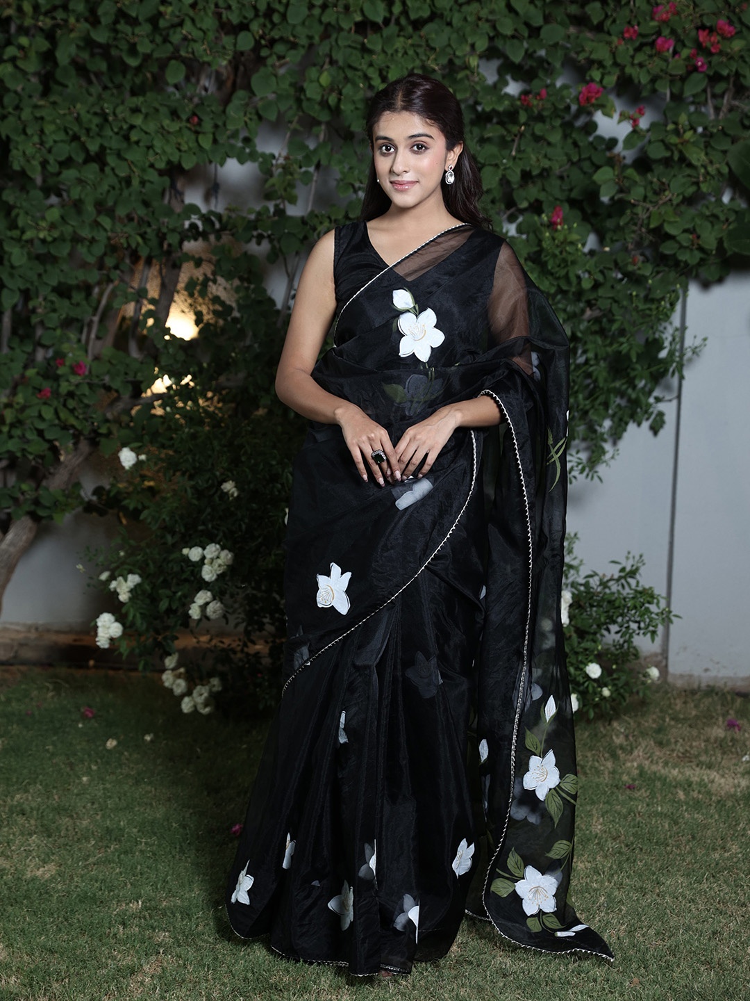 

Meeranshi Floral Printed Organza Saree, Black