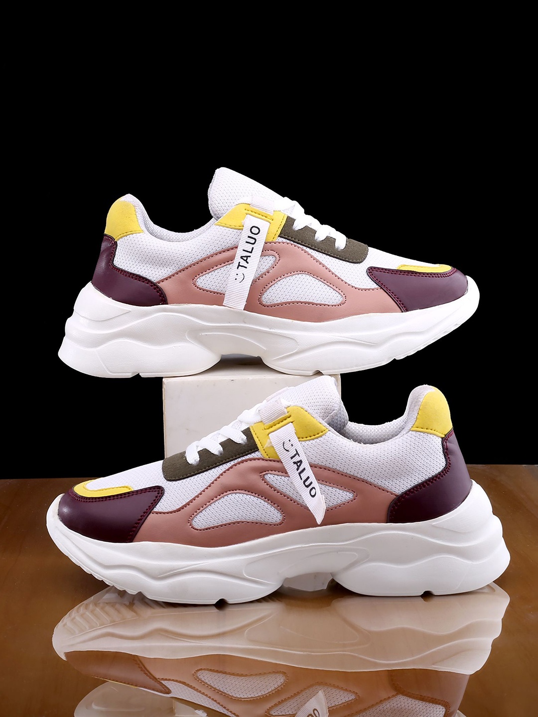 

The Roadster Lifestyle Co Women Casual Trendsetter Sneakers, White