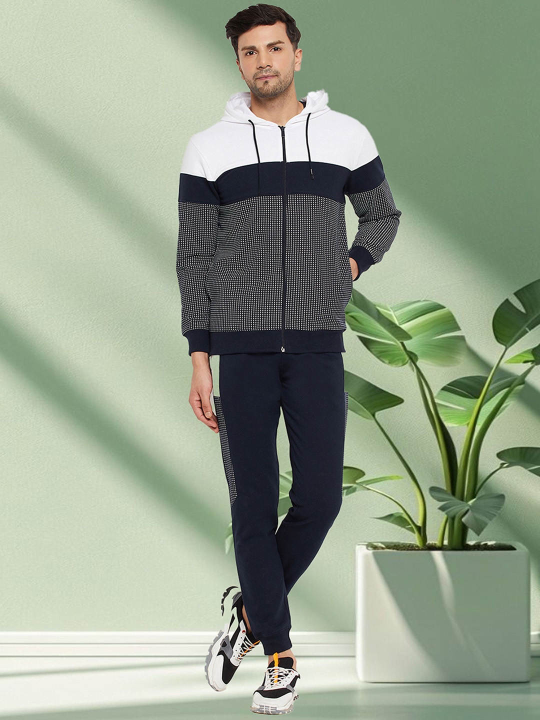 

WILD WEST Men Colourblocked Tracksuit, White