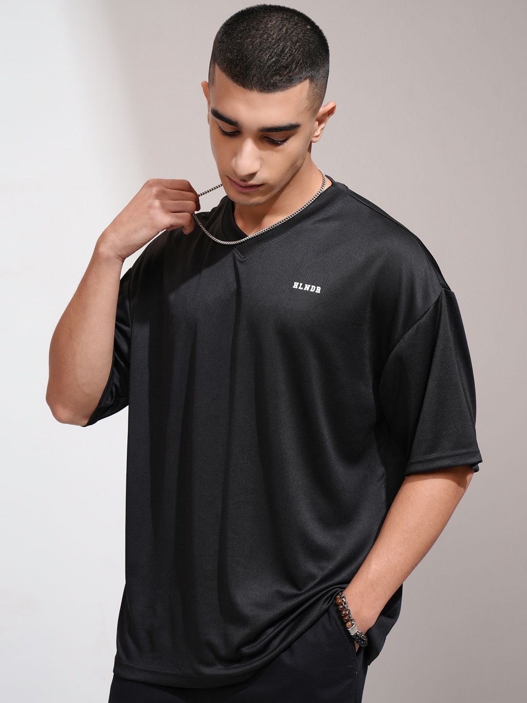 

HIGHLANDER Men Solid V-Neck Oversized T-shirt, Black