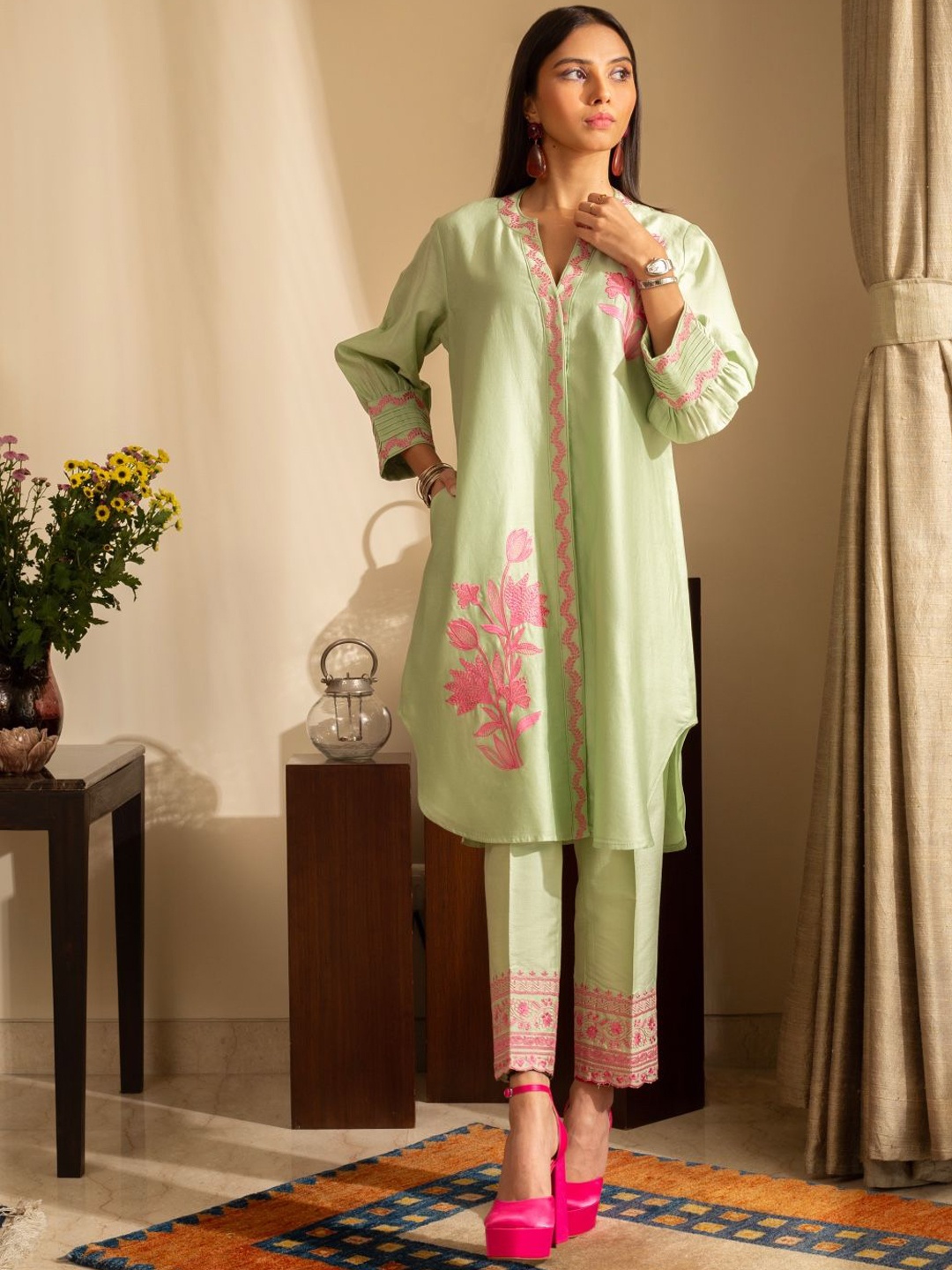 

HOUSE OF INARI Floral Embroidered Thread Work Chanderi Silk Straight Kurta With Trousers, Sea green