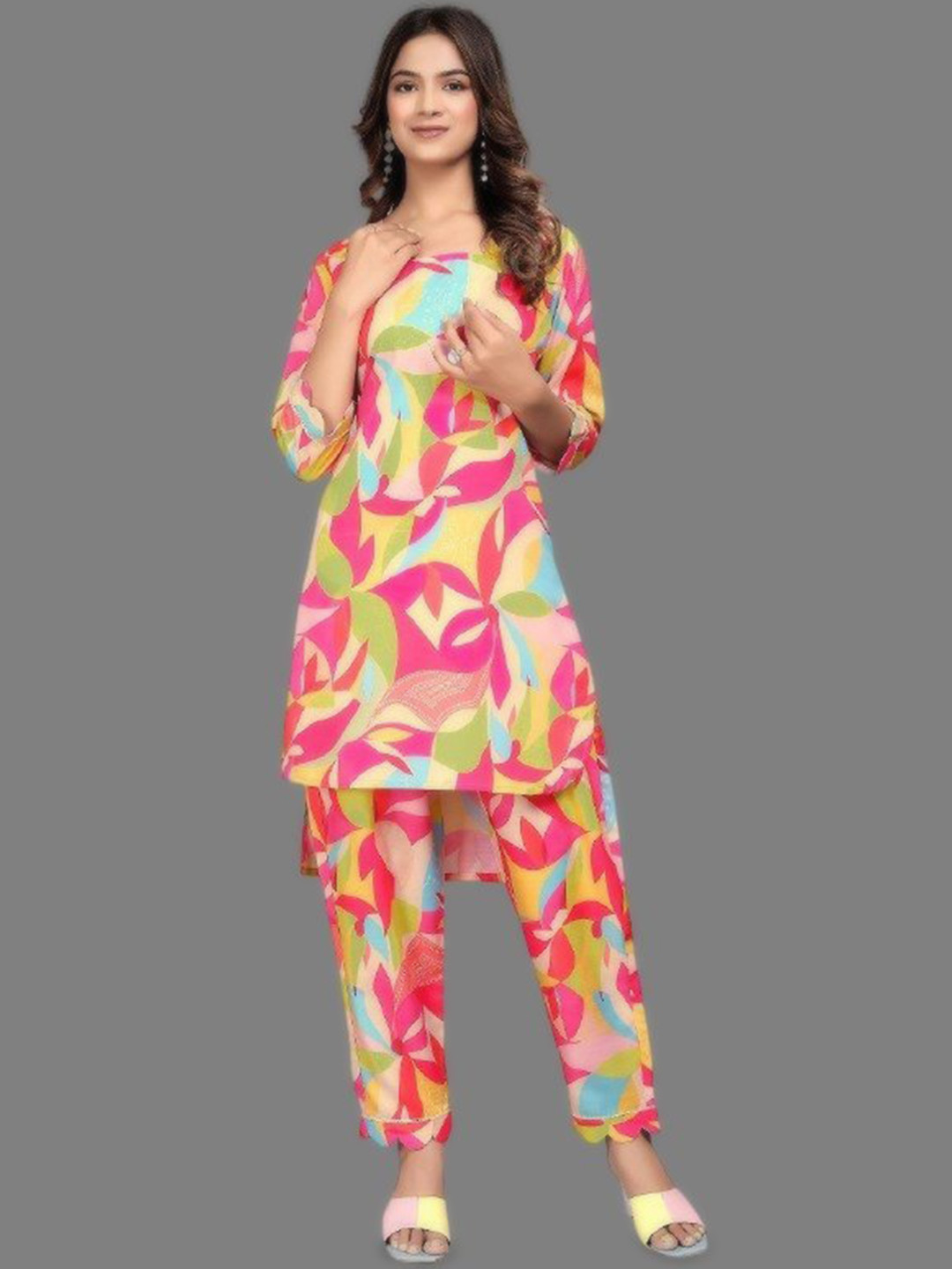 

APNISHA Geometric Printed Regular Straight Kurta with Trousers, Pink