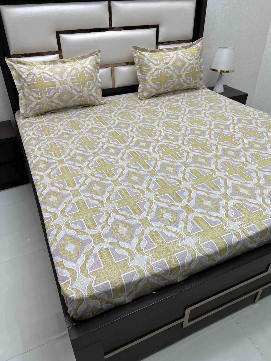 

Pure Decor Brown & White Geometric Pure Cotton 260 TC King Bedsheet Set 2.76 m x 3.03 m