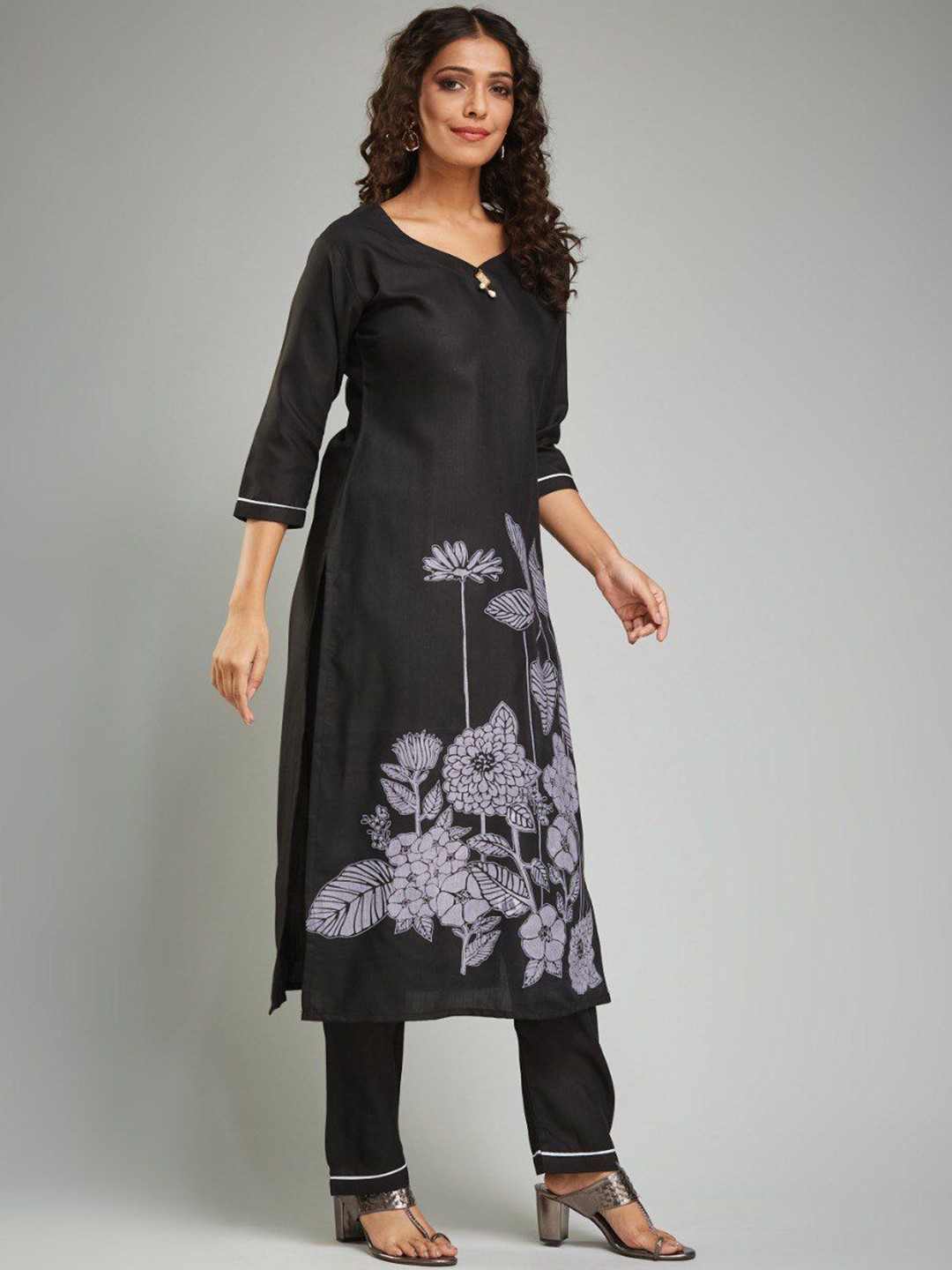 

APNISHA Floral Printed Beads and Stones Regular Straight Kurta with Trousers, Black