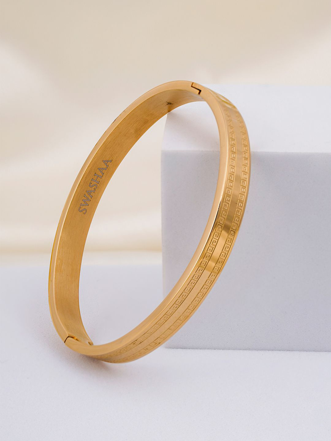 

SWASHAA Men Miliano Stainless Steel Gold-Plated Kada Bracelet