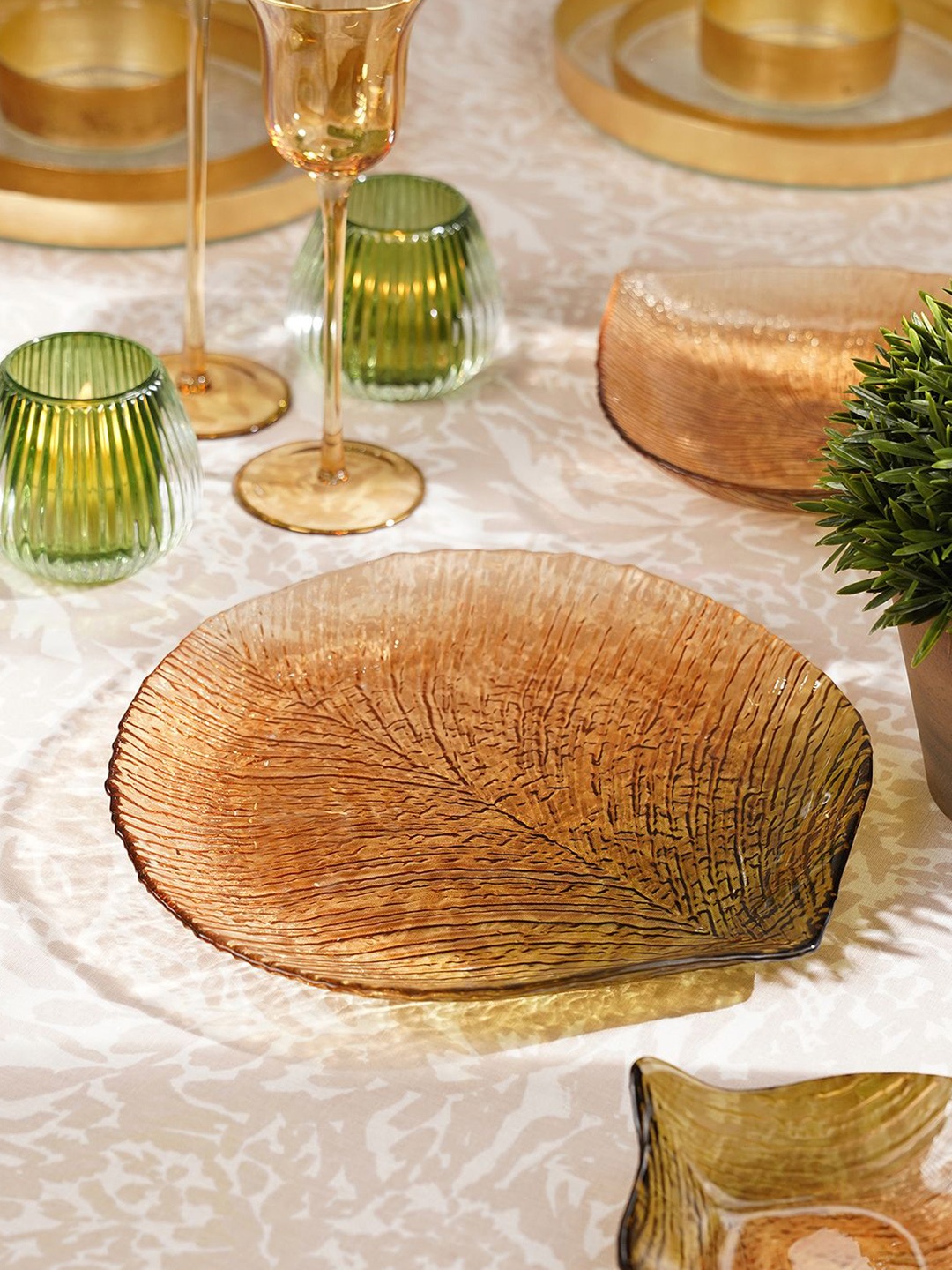 

Pure Home and Living Brown Leaf Shaped Glass Food Platter