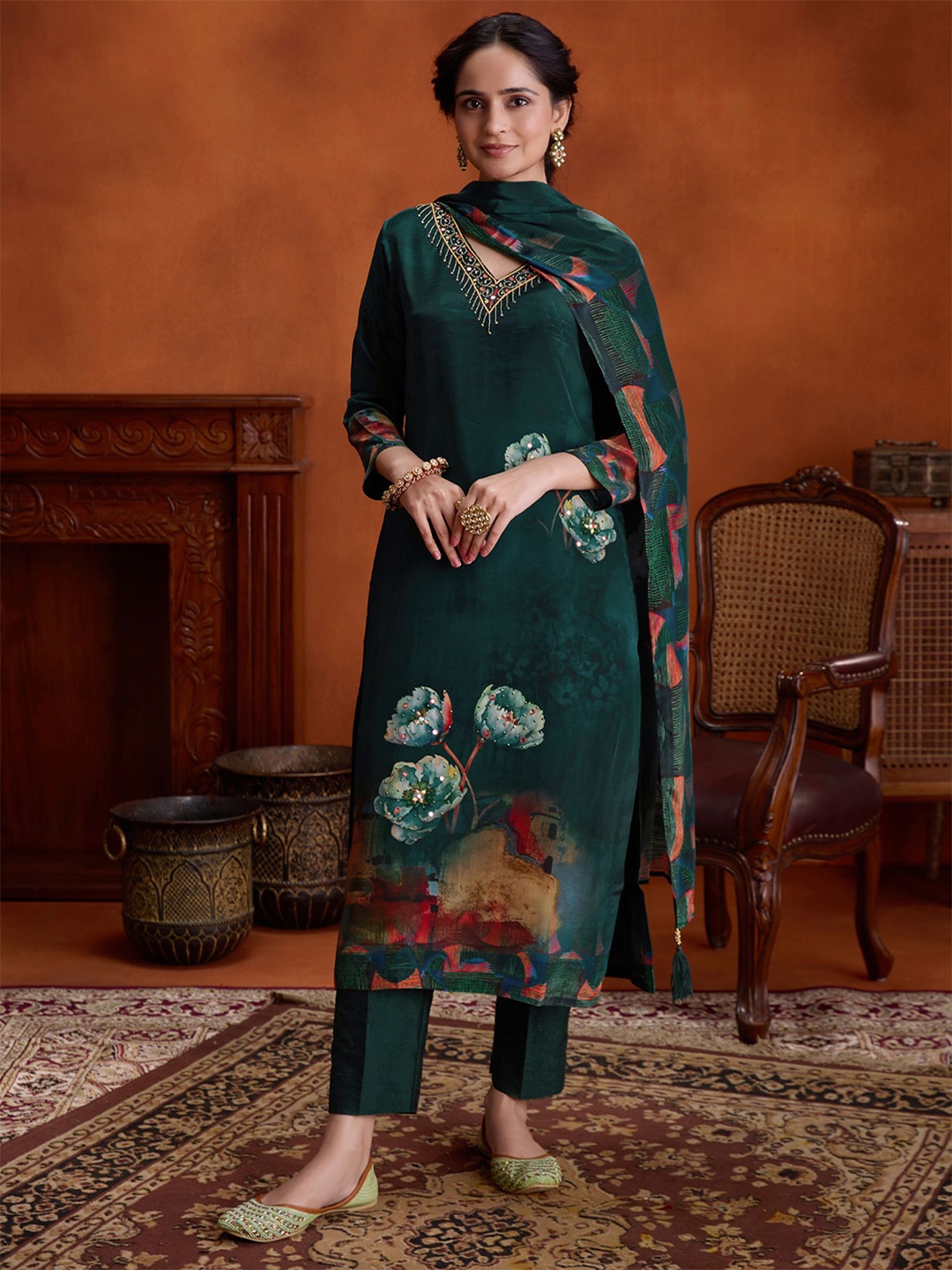 

WOMEN PLUS Floral Printed Beads and Stones Straight Kurta with Trousers & Dupatta, Green