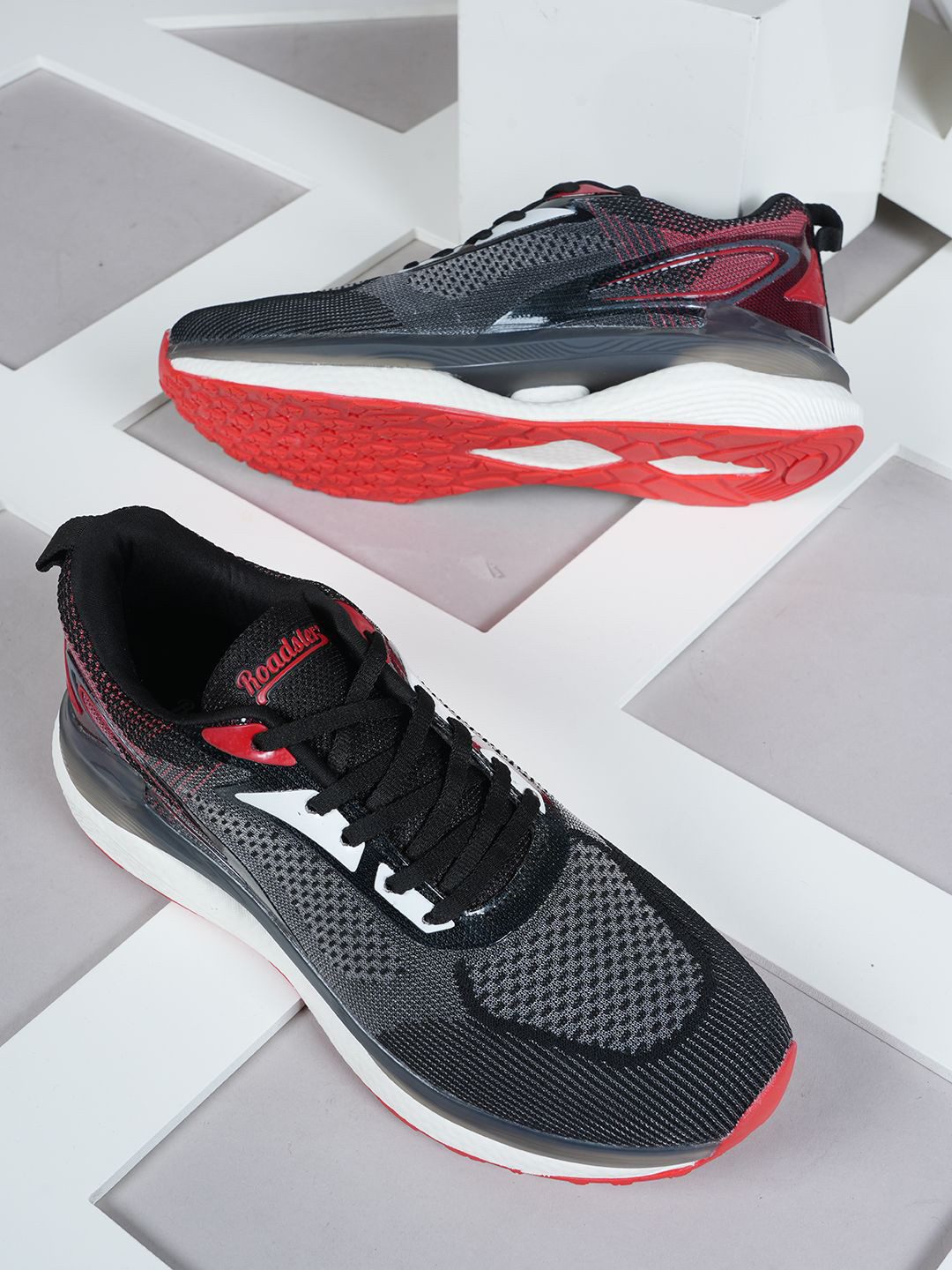 

The Roadster Lifestyle Co Men Lace-Up Running Shoes, Black