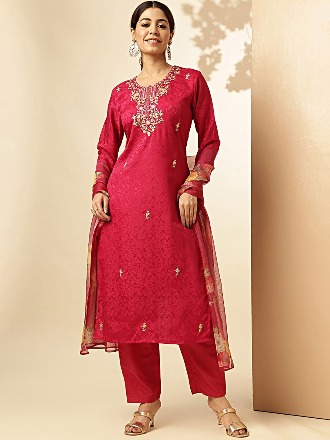 

Vbuyz Floral Embroidered Straight Kurta with Trousers & Dupatta, Pink