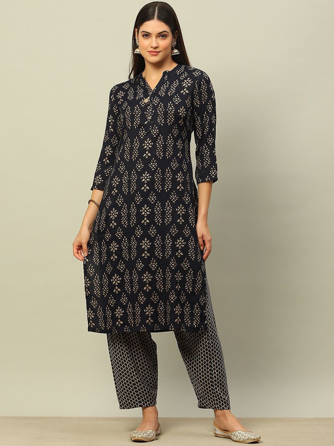 

Rangriti Floral Printed Mandarin Collar Straight Kurta With Salwar, Blue
