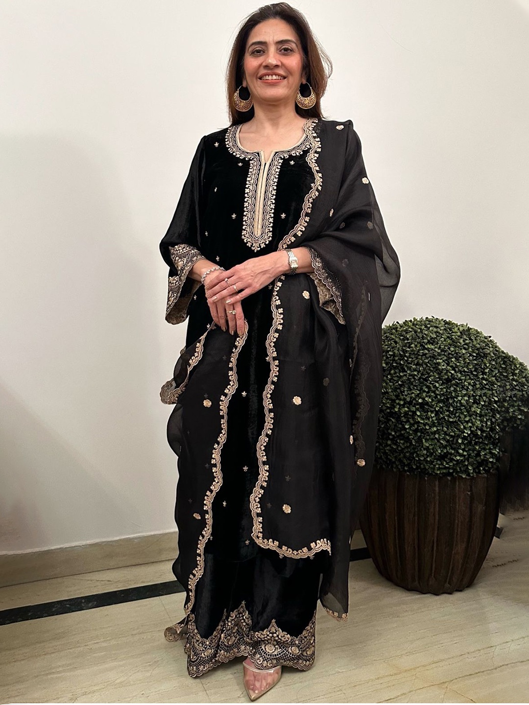 

HOUSE OF INARI Floral Embroidered Thread Work Velvet Kurta With Palazzos & Dupatta, Black