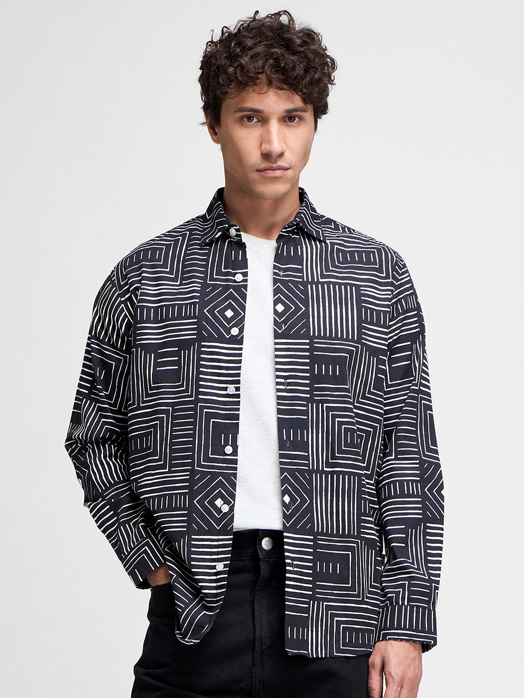 

Red Flame Men Spread Collar Geometric Printed Cotton Casual Shirt, Navy blue