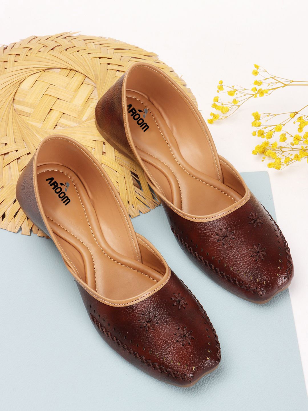 

AROOM Women Embellished Mojaris, Brown