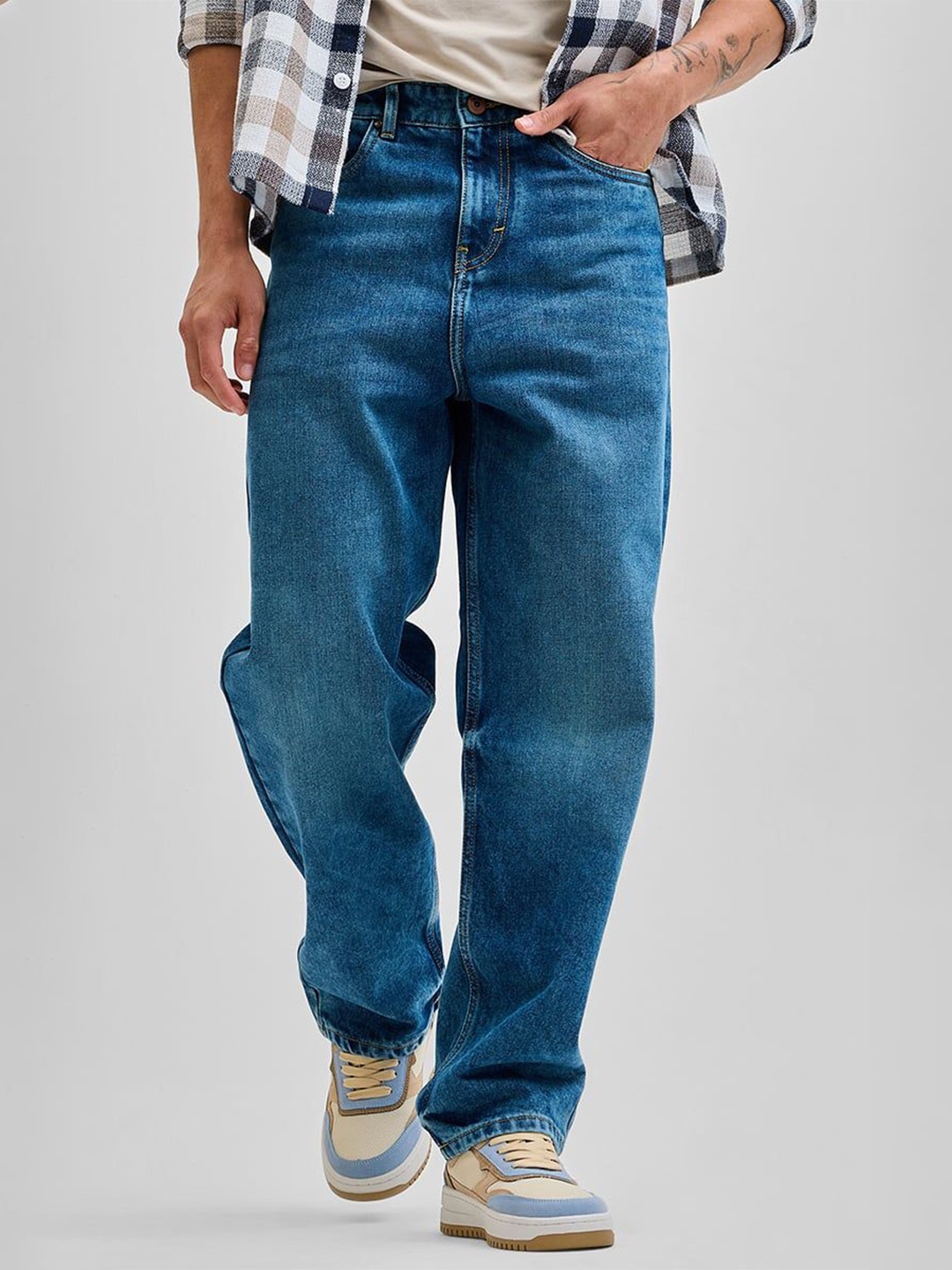 

Snitch Men Comfort Relaxed Fit Light Fade Stretchable Jeans, Blue