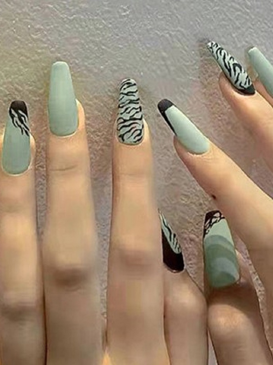 

Secret Lives 24 Pcs Long Matte Ceramic Design False Nails - Black & Green