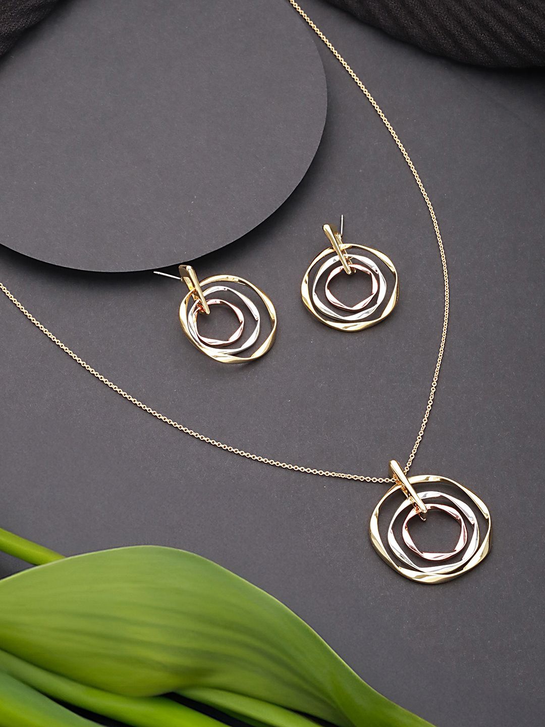 

SARAF TRENDZ Gold-Plated Stainless Steel Anti-Tarnish Twisted Chunky Jewellery Set