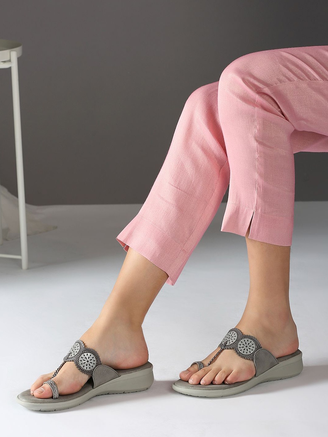 

Inc 5 Women Textured One Toe Flats, Grey