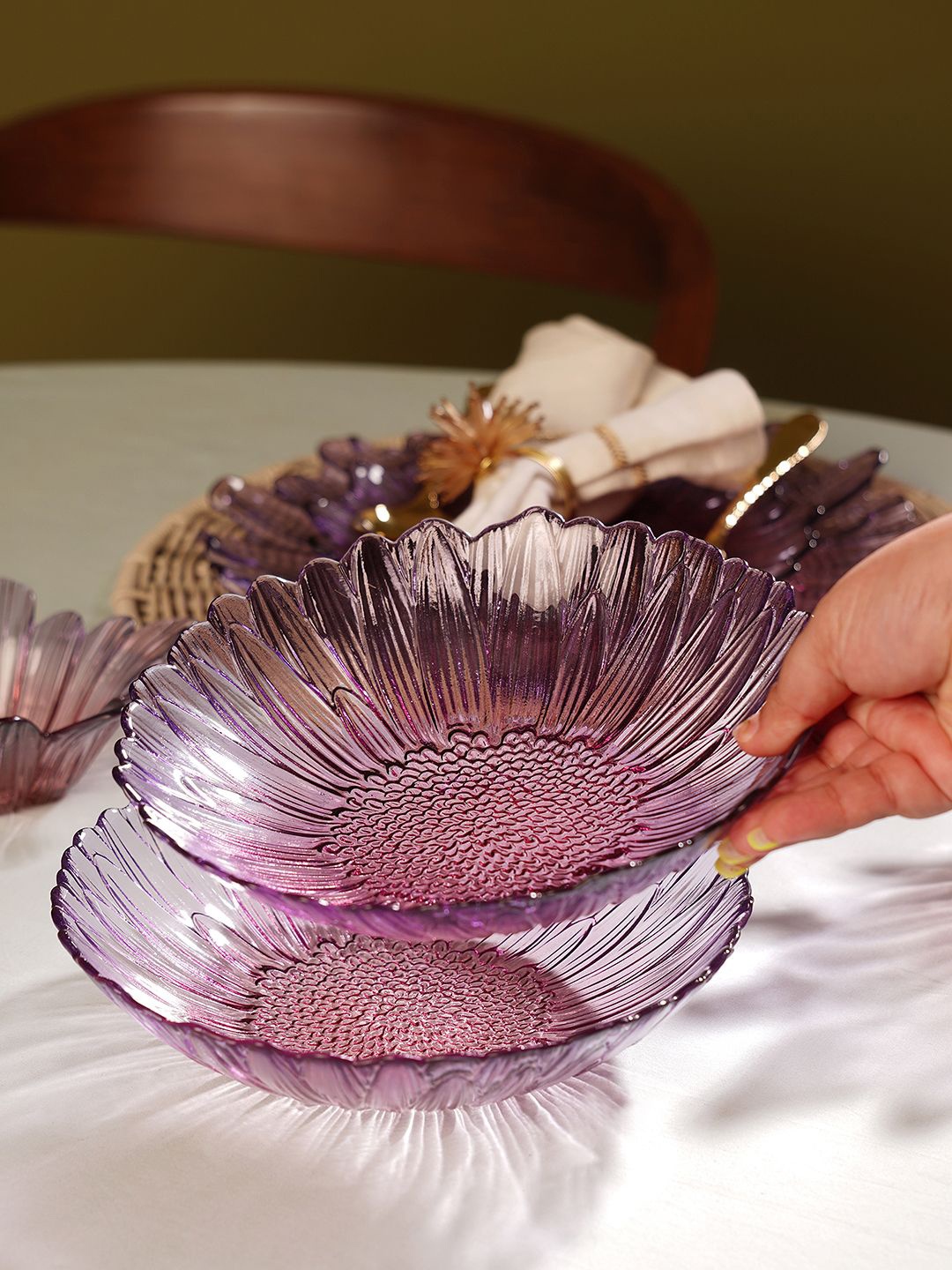 

Pure Home and Living Pink 2 Pieces Textured Glass Gerbera Shaped Serving Bowl