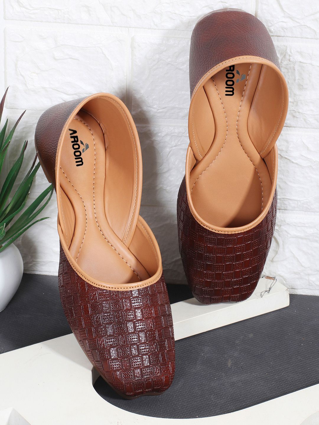 

AROOM Women Textured Mojaris Flats, Brown