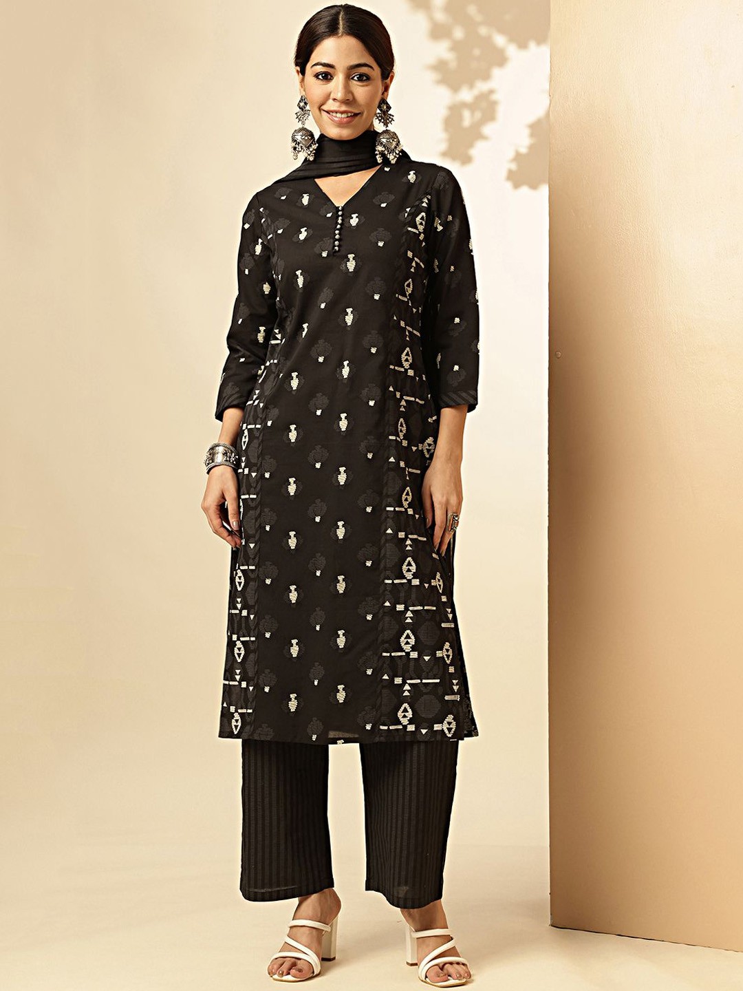 

Vbuyz Floral Printed Pure Cotton Straight Kurta with Trousers & Dupatta, Black