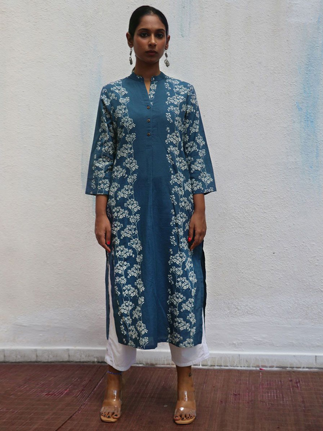

Chidiyaa Floral Printed V Neck Cotton Straight Kurta, Blue