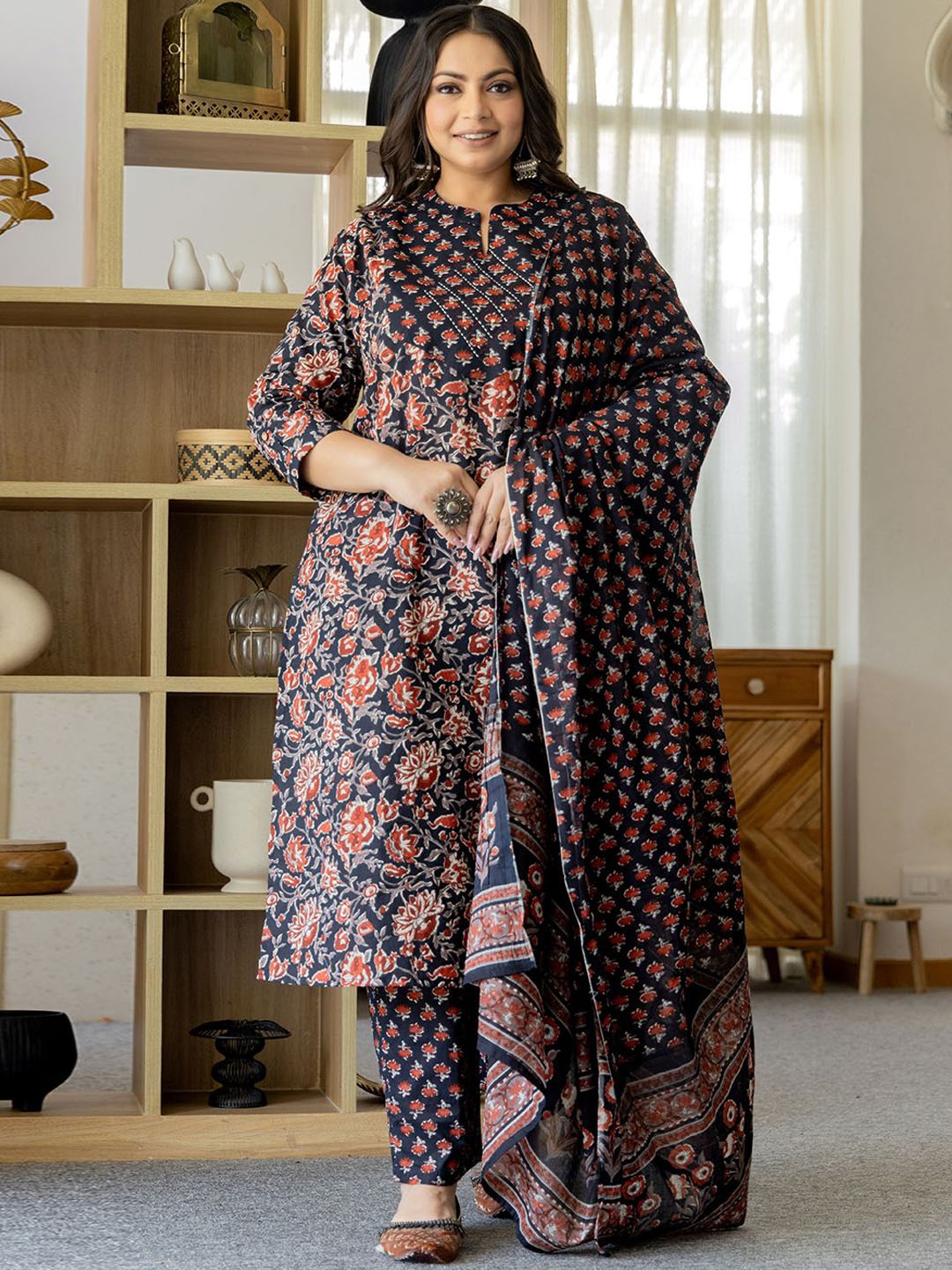 

Yufta Floral Printed Mandarin Collar Regular Pure Cotton Kurta With Trouser With Dupatta, Black