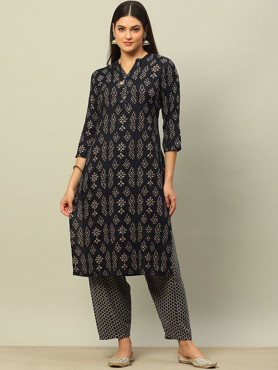 

Rangriti Geometric Printed Straight Kurta With Trousers, Navy blue