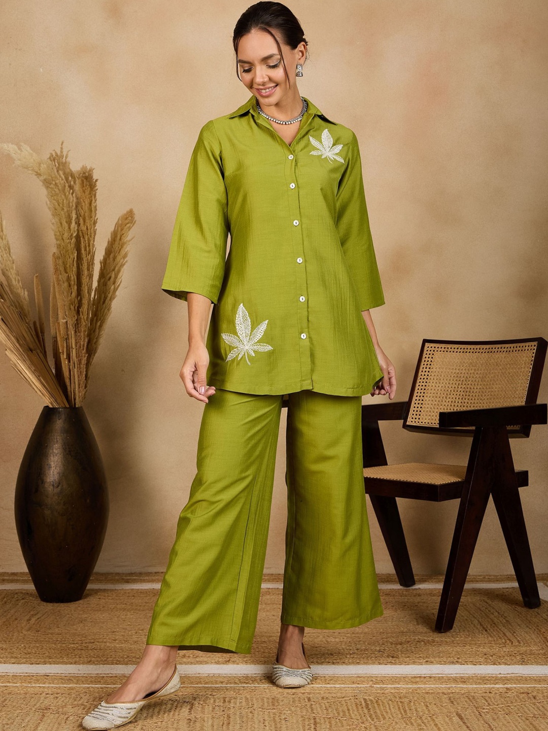 

WineRed Floral Embroidered Shirt Collar Three-Quarter Sleeves Shirt With Trouser, Green