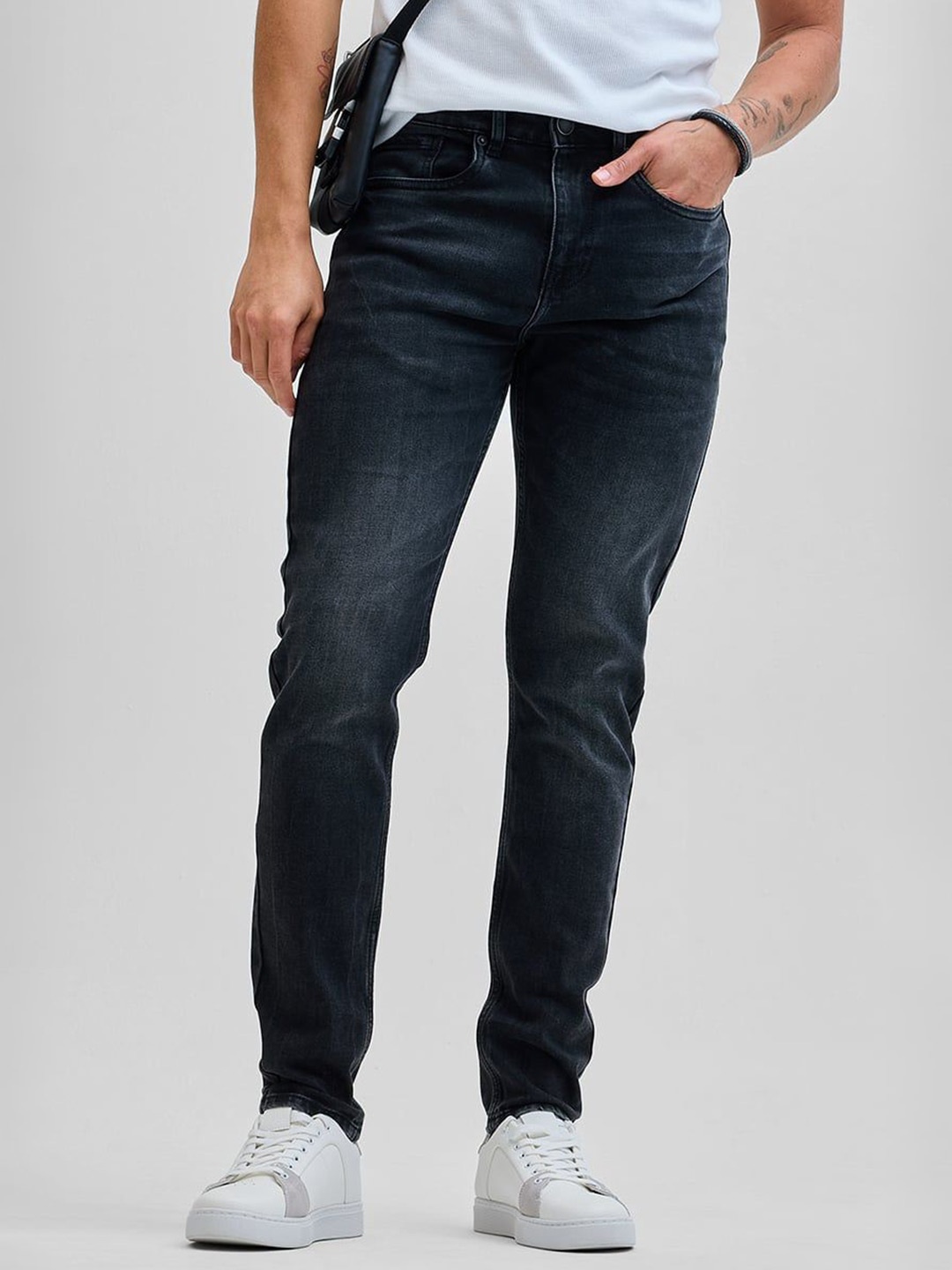 

Snitch Men Classic Tapered Fit Light Fade Stretchable Jeans, Charcoal