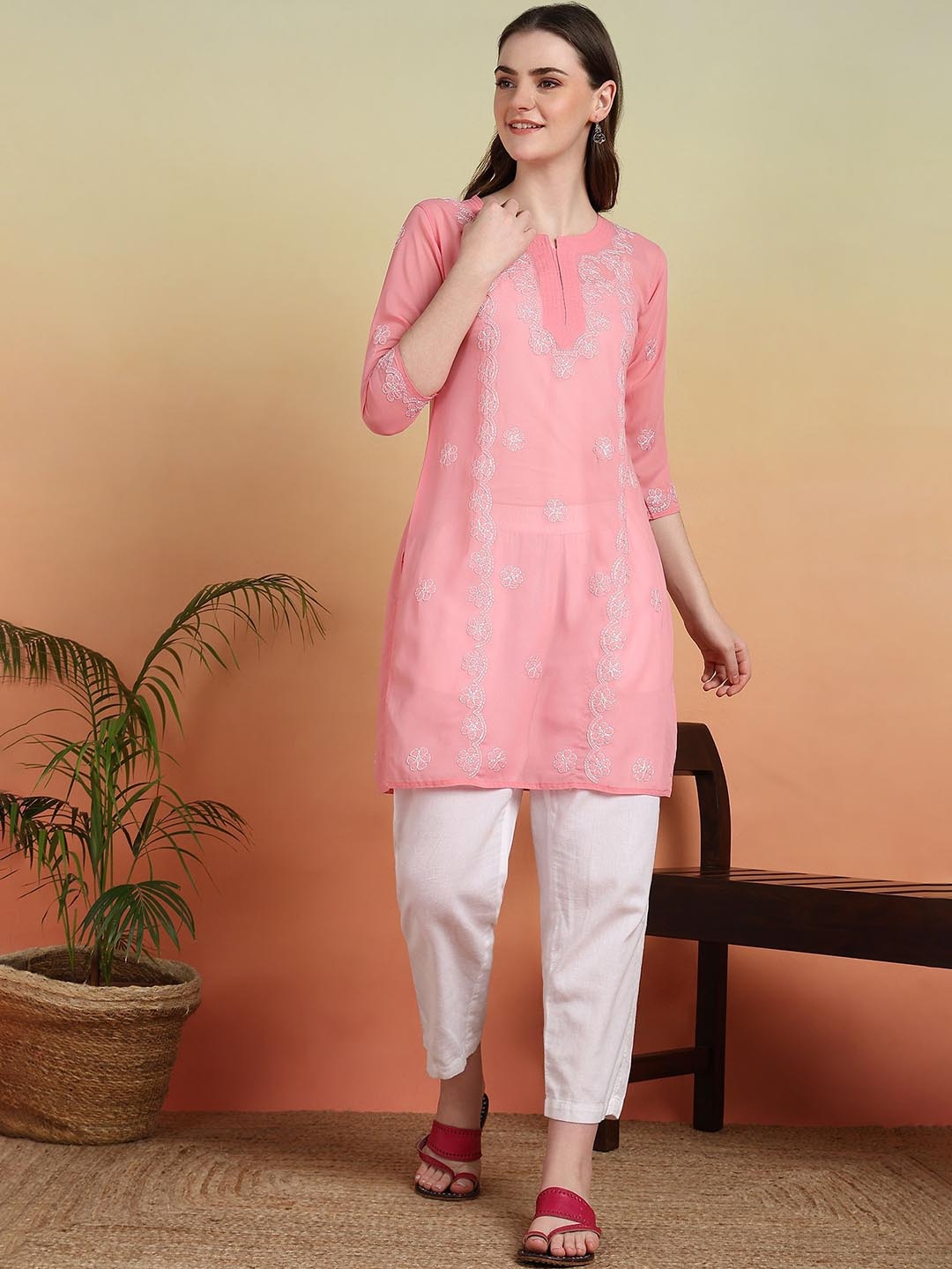 

VAHSON Floral Embroidered Chikankari Georgette Straight Kurta, Pink