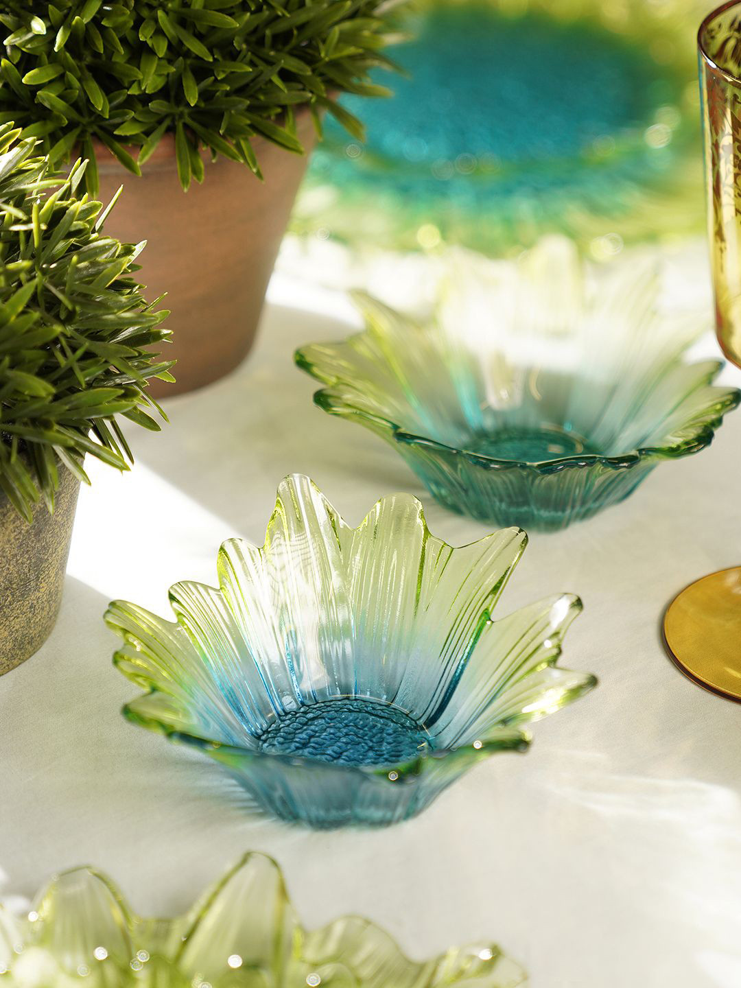 

Pure Home and Living Green 2 Pieces Ombre Gerbera Shaped Glass Dip Bowl