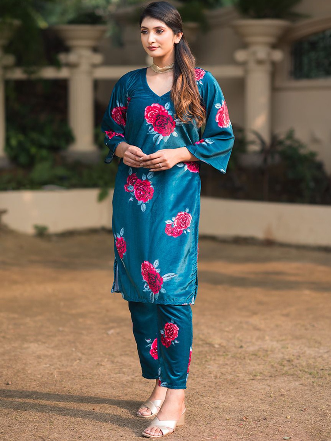 

Rangreza Ethnic Floral Printed V-Neck Velvet Straight Kurta With Trouser, Teal