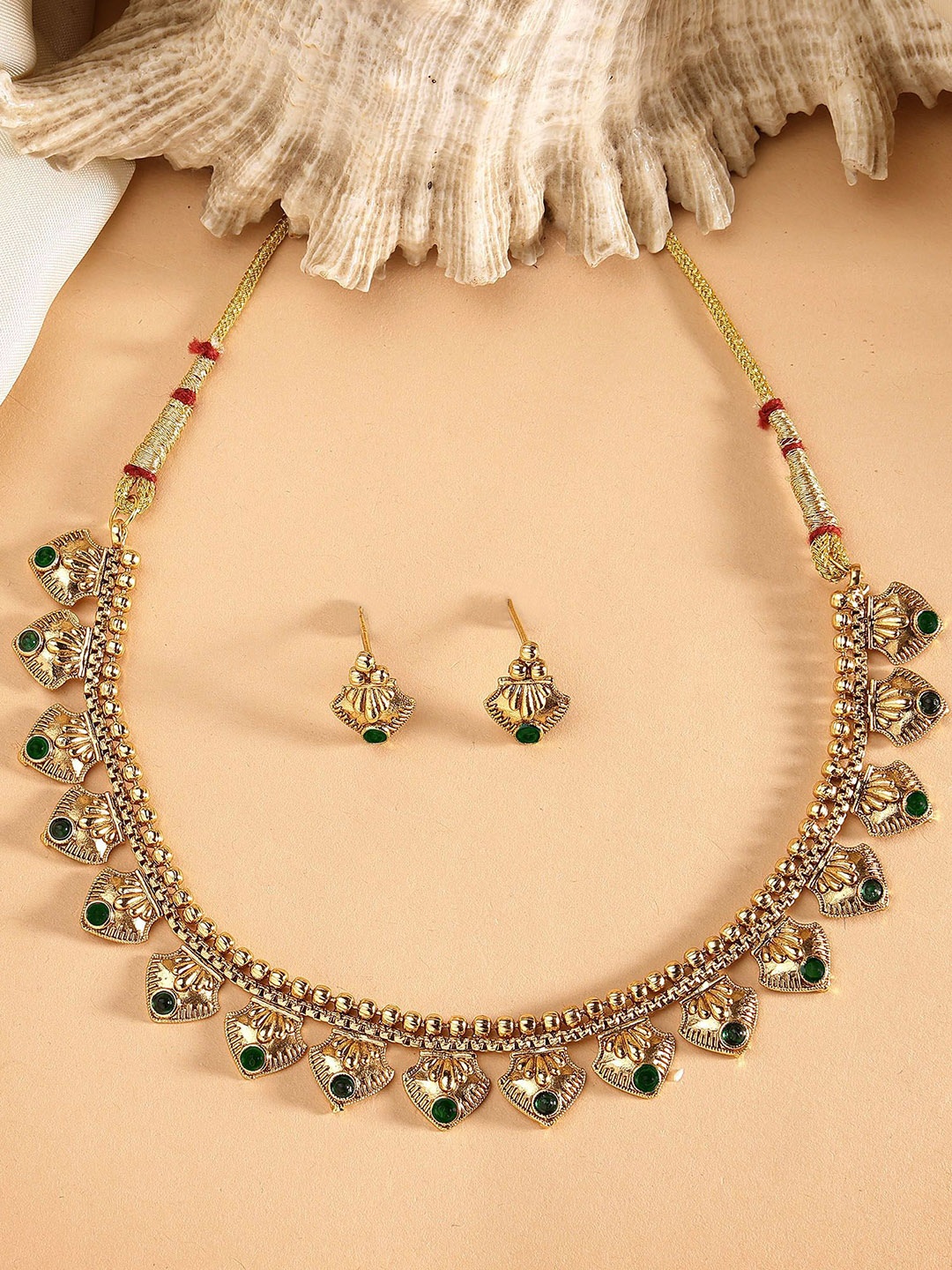 

KARATCART Gold Plated Kundan Stone Studded Jewellery Set