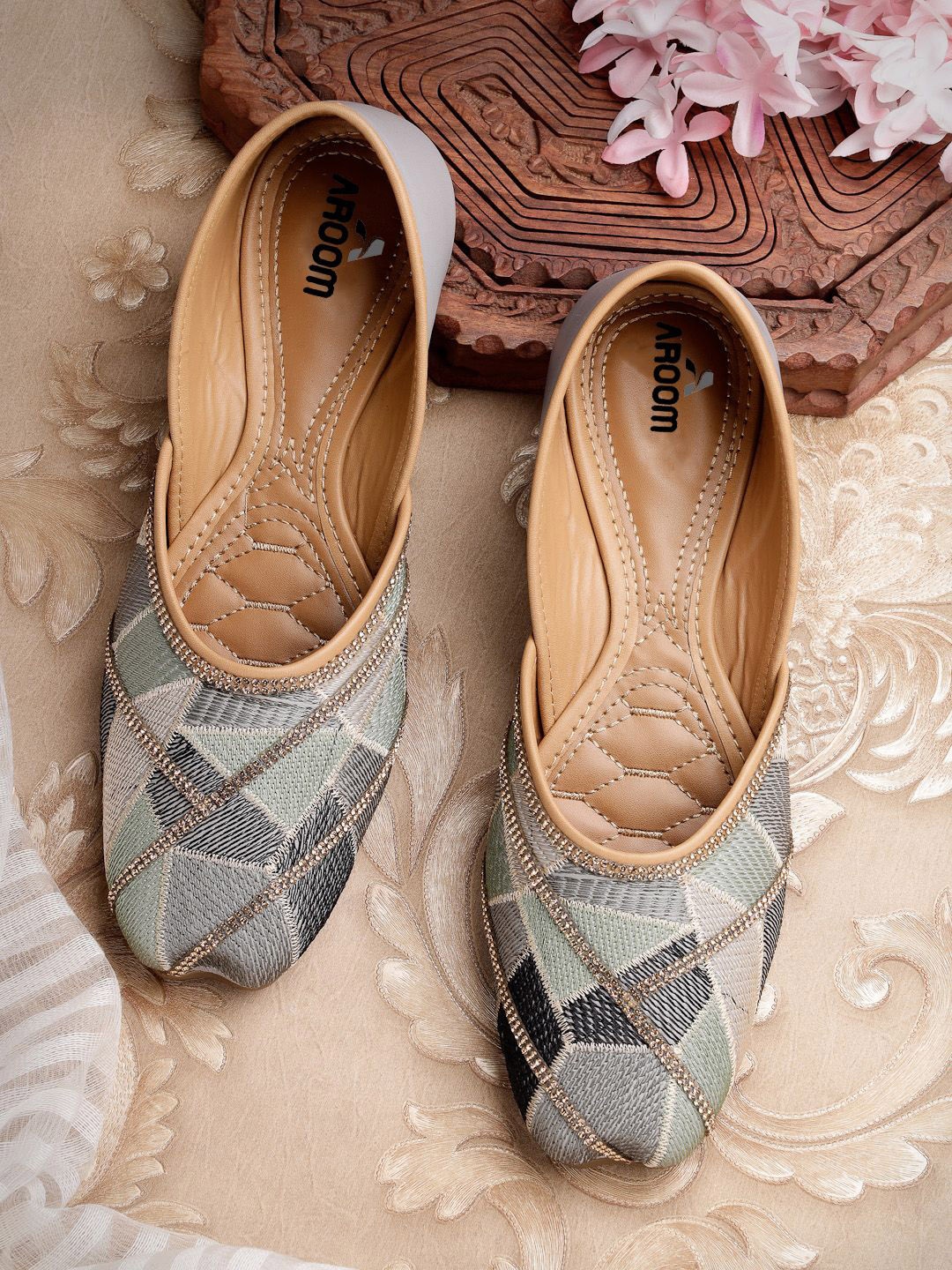 

AROOM Women Woven Design Mojaris Flats, Grey