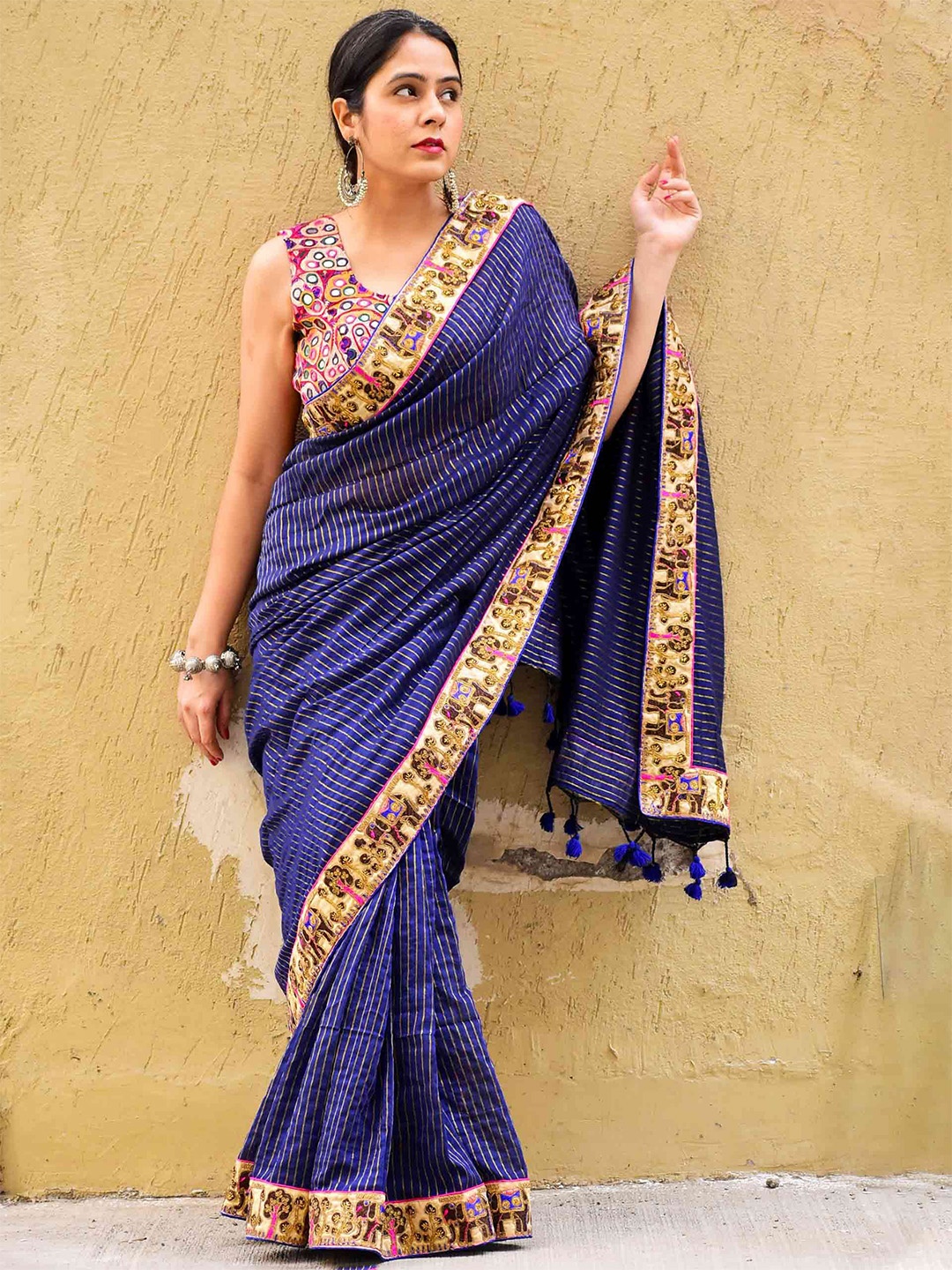 

Sundarii Striped Embroidered Saree, Blue