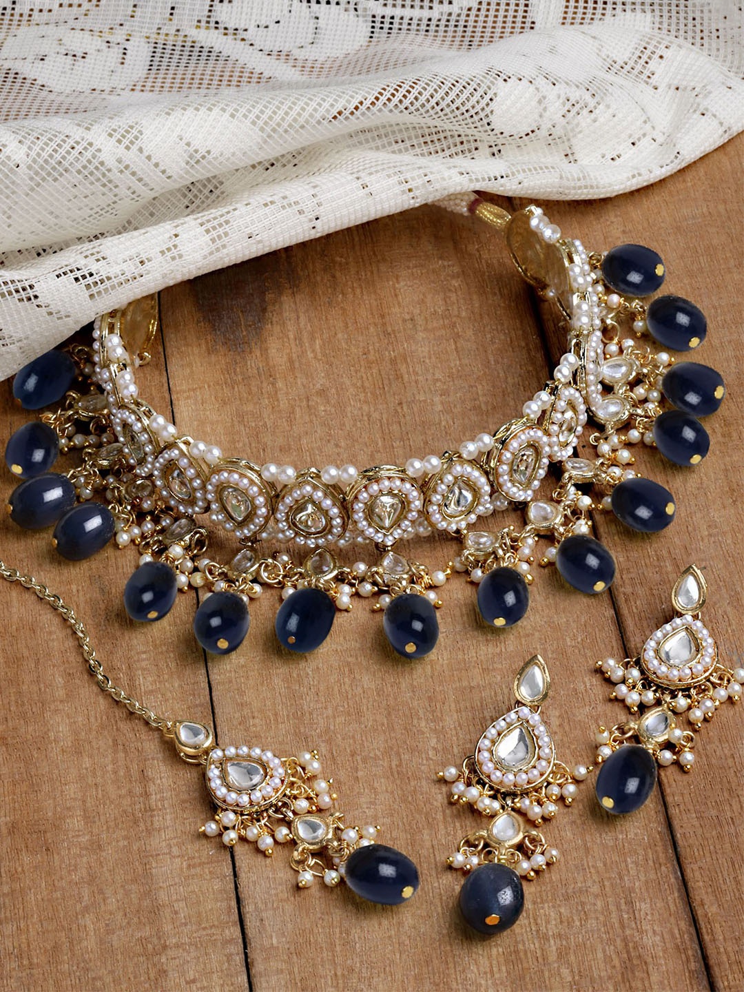 

KARATCART Gold-Plated Kundan-Studded & Beaded Jewellery Set